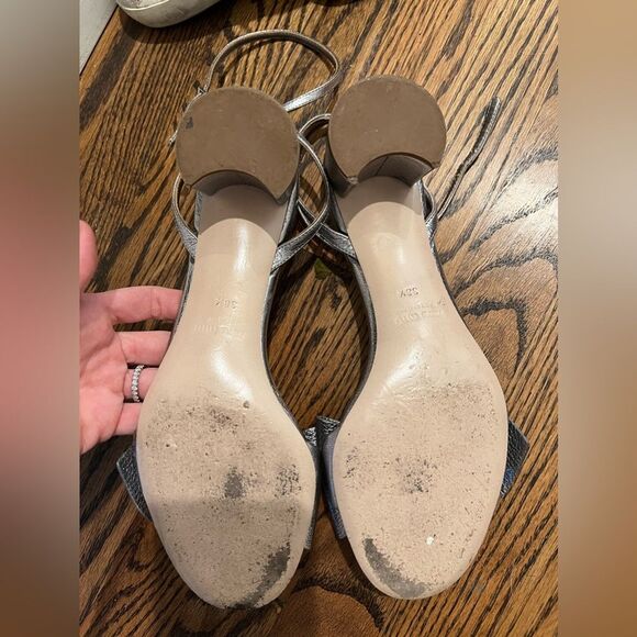 MIU MIU
Metallic Leather Bow Sandal, Silver size 38.5 - Picture 6 of 8